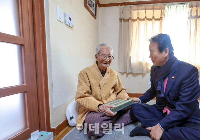 권오을 보훈장관 제주 방문…4·3 유족 만나 故박진경 대령 재심의 설명