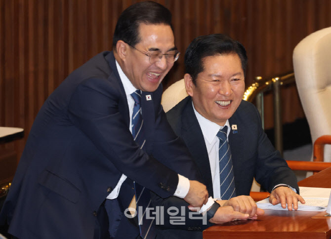 [포토]본회의, '미소 보이는 정청래-박홍근'