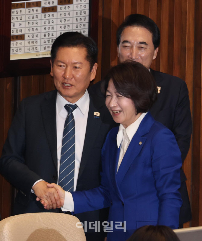 [포토]본회의, '대화하는 정청래-추미애'