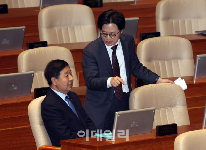 [포토]본회의, '대화하는 구윤철-김정관'