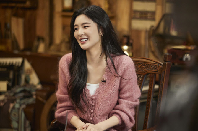 이선빈, 금 투자 언급..."떡상이라고 하죠?" (강호동네서점)