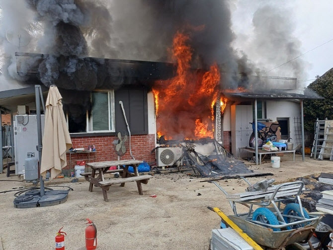 "밀린 급여 내놔!"...고용주 집에 불 지르고 자수한 60대