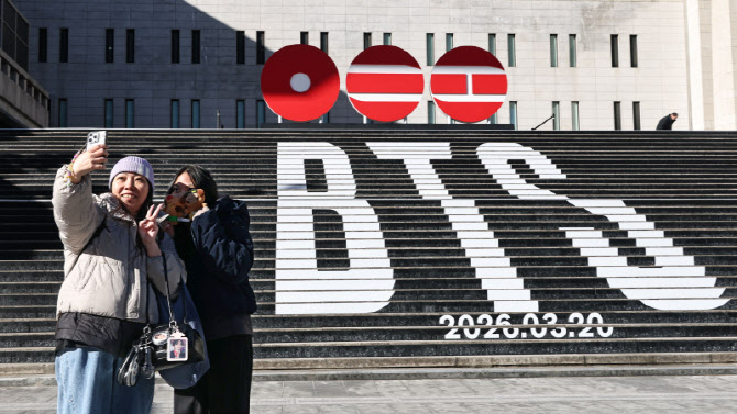 BTS 귀환에 26만명 몰린다...식품·유통업계,  특수 잡기 '총력전'