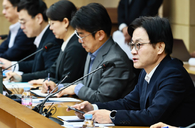 석유 최고가격제 시행 첫 날...산업장관 “가격 안정 협조해달라”