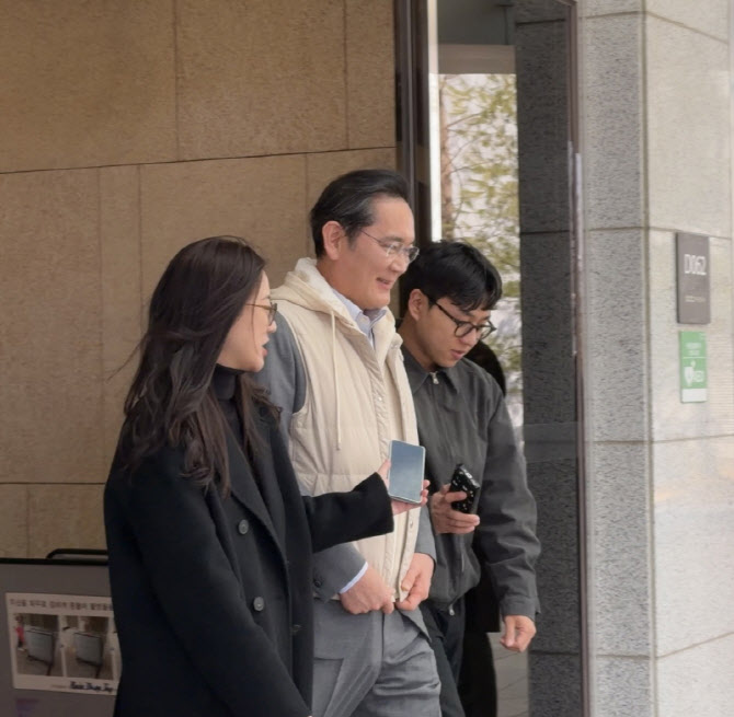 JY, 유럽 출장 후 귀국..배터리·반도체·전장 ‘세일즈’