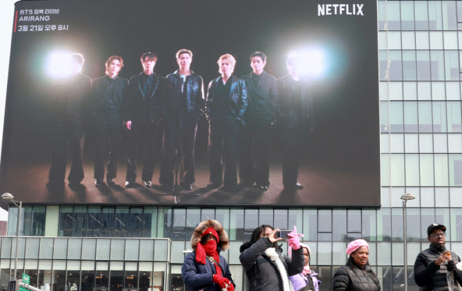 BTS 컴백 앞두고 서울 북적... 외국인 관광객 늘고 호텔 만실
