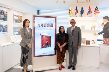 ‘시가렛 걸’ 쿠말라 “역경 헤쳐 나간 강인한 여성, 현대인에 영감 되길”