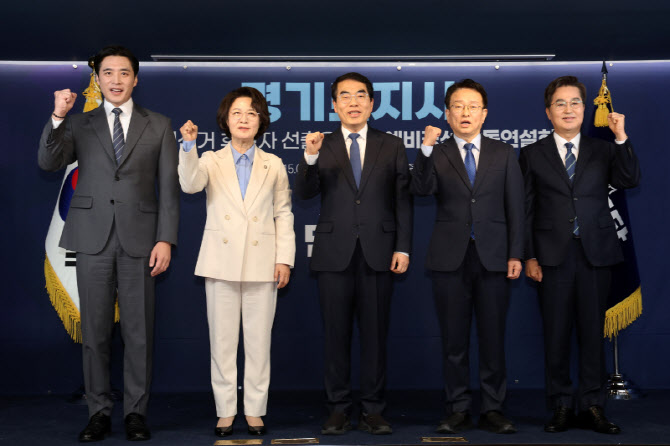 [포토]자리 함께한 한준호-추미애-양기대--권칠승-김동연