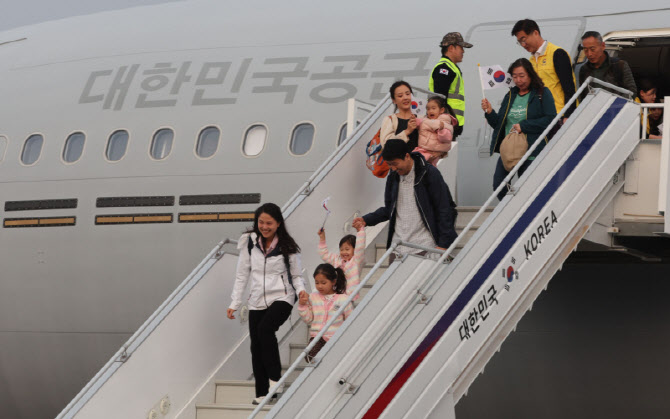 [포토]'사막의 빛' 작전 성공...우리 국민 204명 무사 귀환