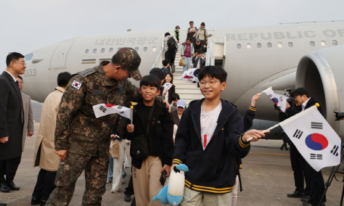 [포토]'軍 수송기로 우리 국민 204명 무사 귀환'