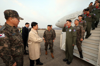 軍수송기로 도착한 국민 204명…李대통령 "원팀 협력 성과"(종합)