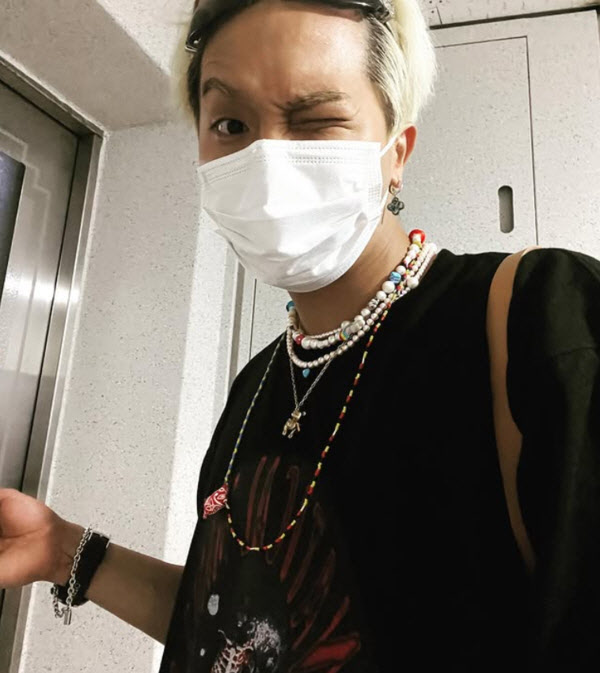 '병역법 위반' 송민호, 재판 미루고 영화 VIP 시사회 참석