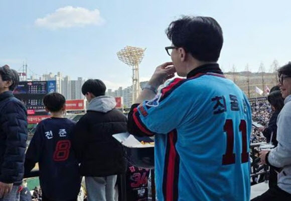 “일주일 만에 또”…‘부산 출마설’ 한동훈, 최동원 유니폼 입었다