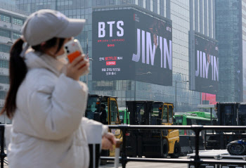 드론 쇼도 펼쳐진다...BTS 컴백에 온·오프라인 벌써 들썩