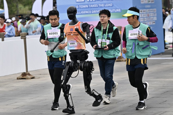 자율주행으로 하프마라톤 뛴다…베이징 로봇 대회 업그레이드