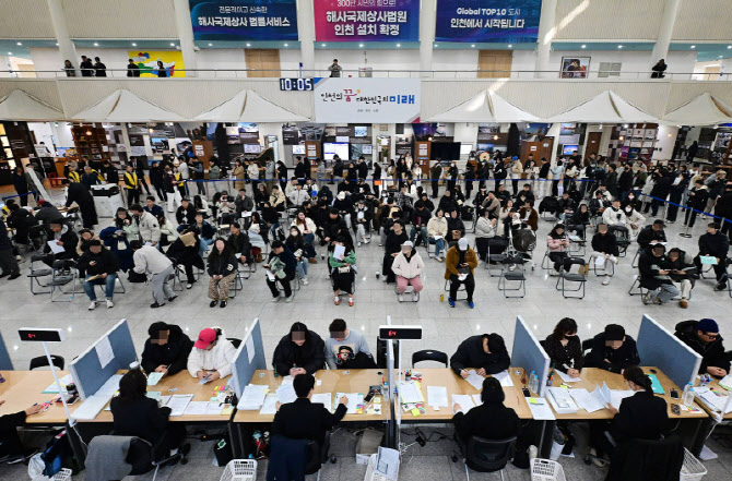 "'하루 1천원' 신혼집 입주하려고 오픈런했죠"[르포]