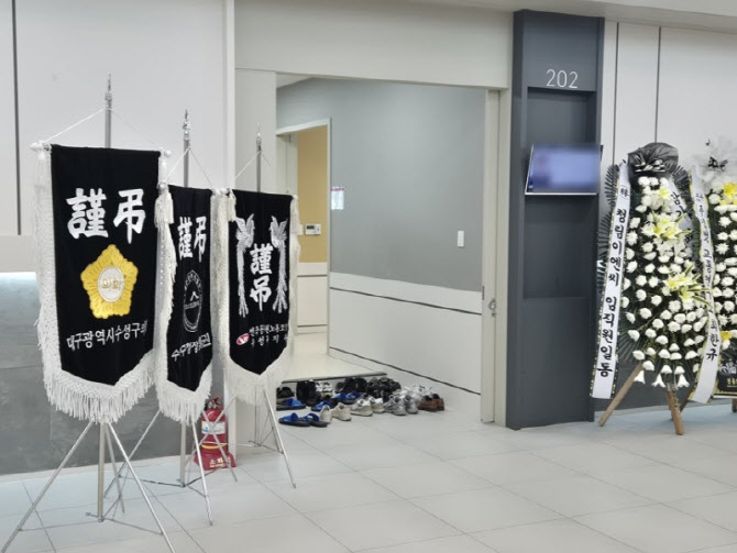 "혼자 야근하다 119 신고했는데" 숨진 공무원, 1분 거리엔...