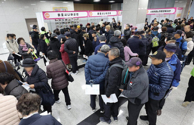 공항 안내에 금융 강의까지…달라지는 노인일자리