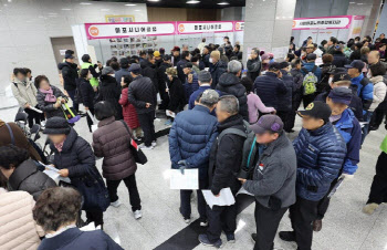 공항 안내에 금융 강의까지…달라지는 노인일자리