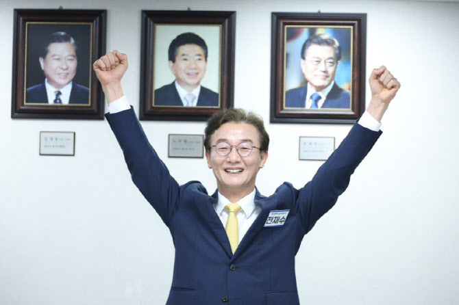 '부산시장 출마' 전재수 "해양수도 만드는 데 열과 성 다하겠다"