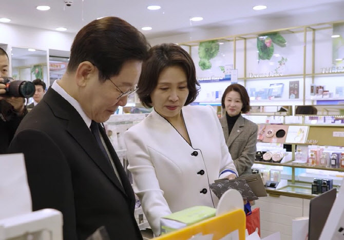 "李대통령 부부도 샀다"…창원 시장서 고른  K뷰티 뭐길래