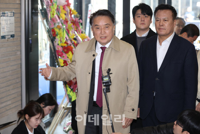 [포토]'컷오프' 김영환 충북지사, '국민의힘 당사 항의 방문'