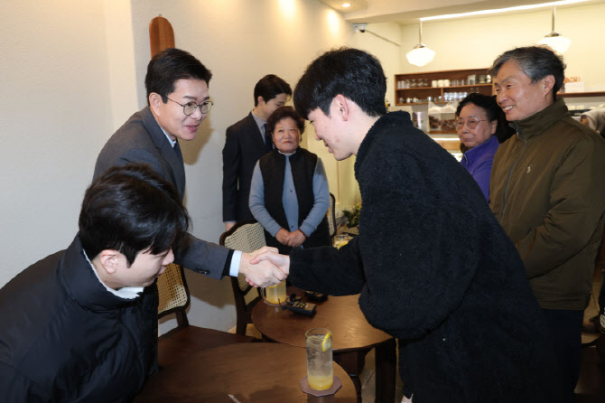 [포토]대학생들과 인사하는 정원오 서울시장 예비후보