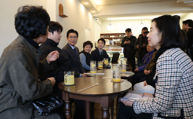 [포토]상생학사 집주인과 대화하는 정원오 예비후보