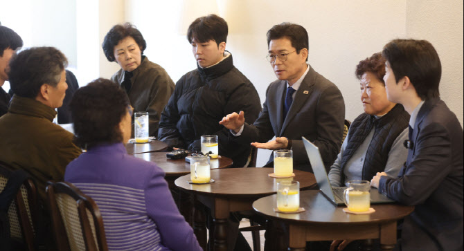 [포토]정원오 예비후보, 상생학사 관련자들과 간담회
