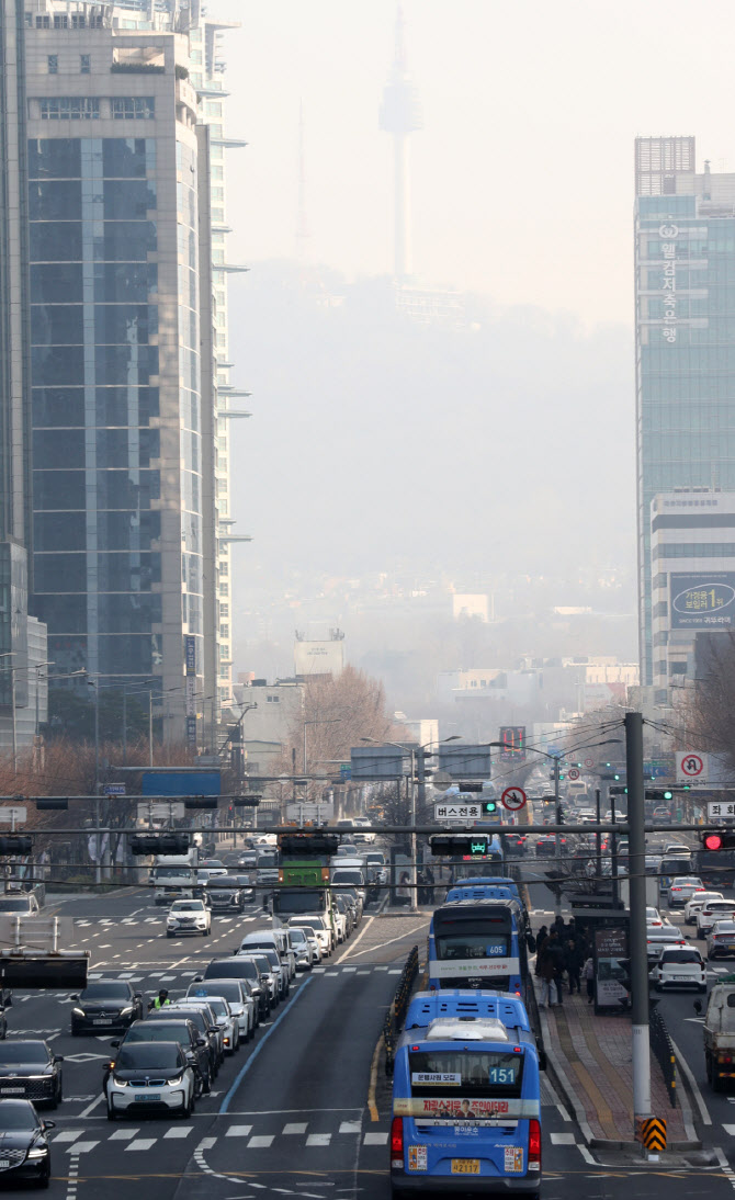 [포토] 미세먼지에 갇힌 남산타워