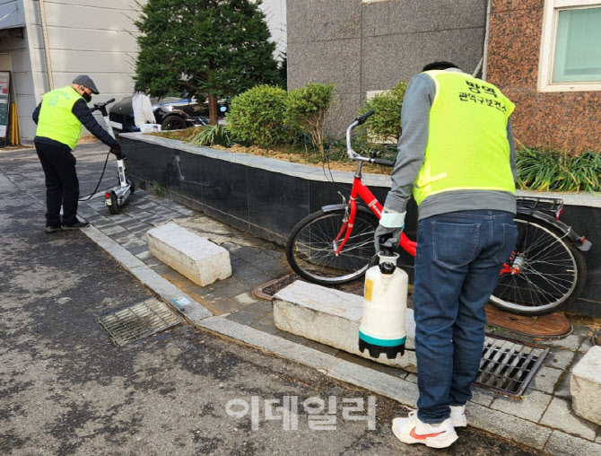 [포토] 관악구, 모기 유충 방역 돌입