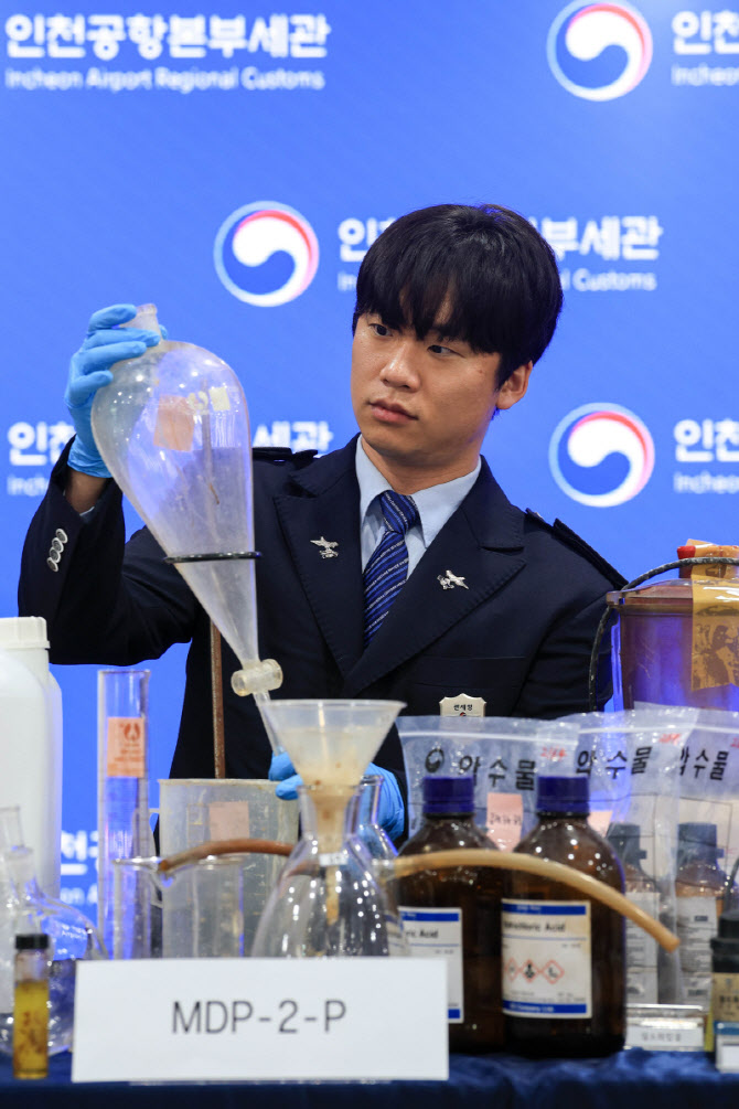[포토]해외서 마약 원료 밀수입해 국내 제조…조직원 3명 구속 송치