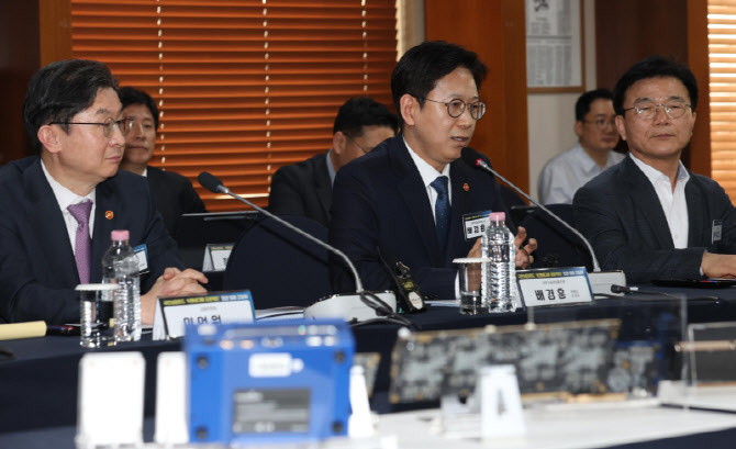 [포토]국민성장펀드 K엔비디아 육성 민관 합동 간담회, '인사말하는 배경훈 부총리'