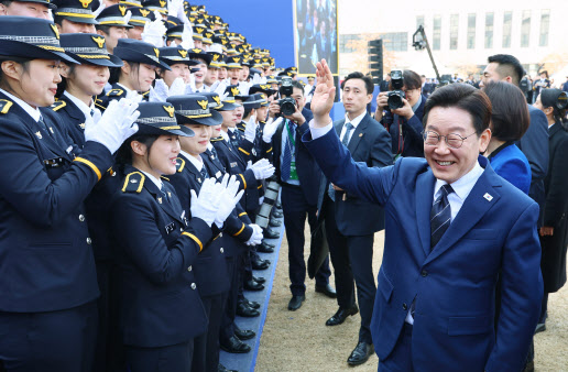신임 경찰 만난 李대통령 “국민 안전 지키는 버팀목 돼달라”
