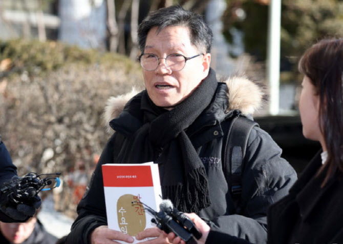 위안부 피해자 모욕, 소녀상 훼손..단체 대표 구속영장 청구