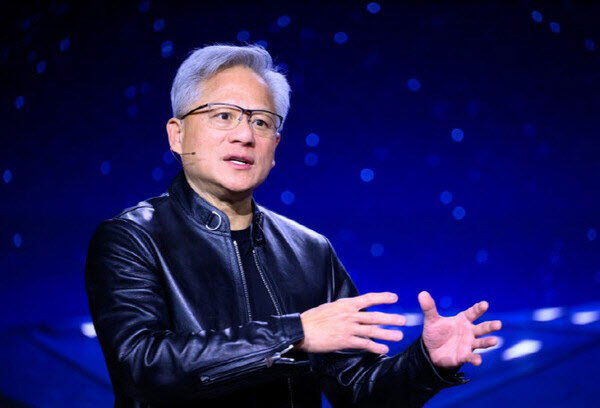 엔비디아 CEO 젠슨 황, 중국 칩 생산 재개 발표…"AI칩 매출 1조 달러 전망"