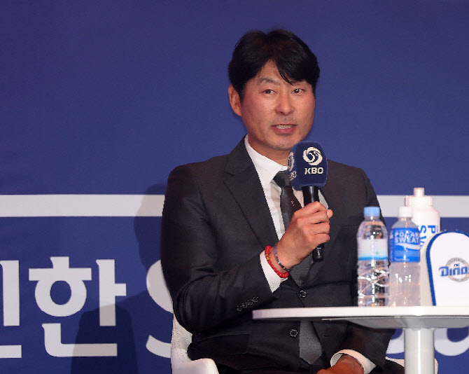 한화, 또 감독 출신 거물 지도자 영입...강인권 QC 코치 합류