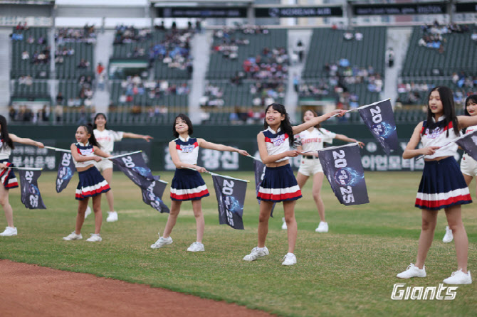 롯데, 4월 3~5일 홈 개막 시리즈…포켓몬데이·박해준 시구 마련