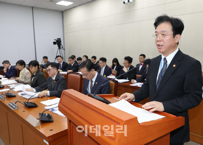 [포토]연금개혁특위, '업무보고하는 김영훈 장관'