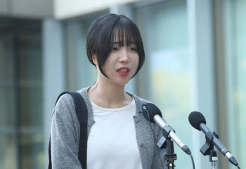 “끝났다고 믿은 고통 다시 반복”…쯔양, 대법 판결 받고도 ‘한숨’