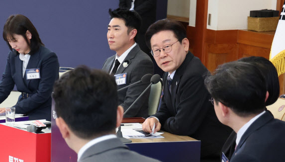 李대통령 "쉬지 않고 오른 코스피6000, 매우 불안했다"