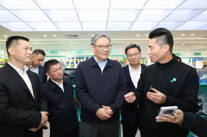 중국 상무부장, 첨단기술 현장 찾아 “시장 다각화·품질 향상 추진”