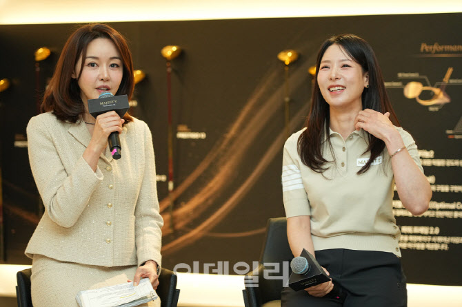 [포토]김자영-김민아 아나운서,신제품 기대되네요