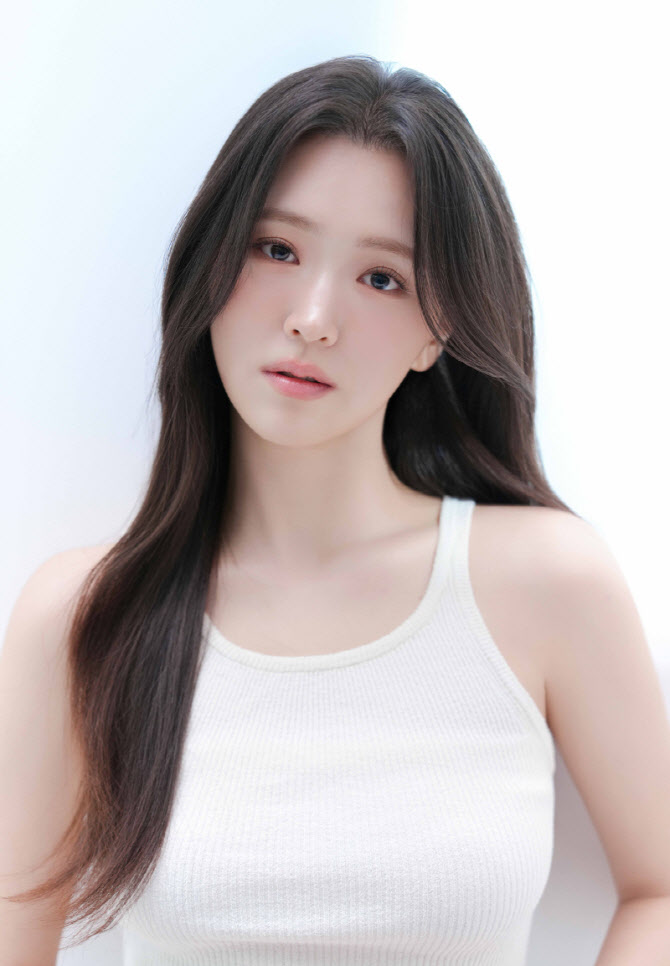 김지은, 새 프로필 공개…깊어진 분위기
