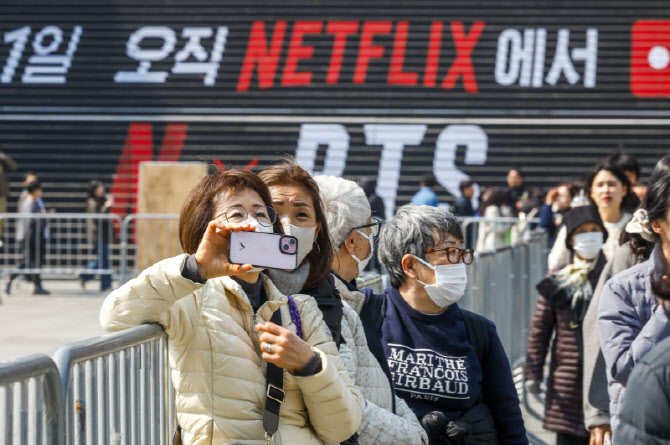 "국위선양" vs "통행불편"…BTS 광화문 컴백, 엇갈린 시선