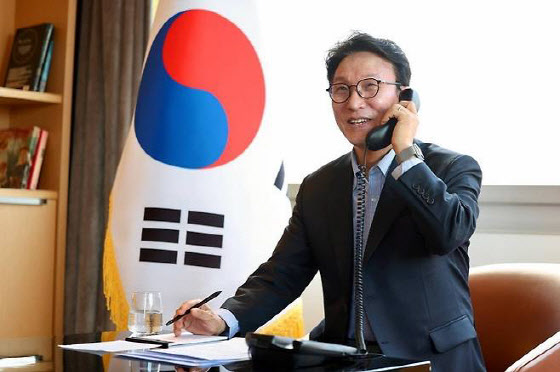 김민석 총리, 스위스 대통령과 통화…AI 허브 유치 협력 요청