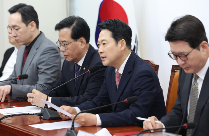 국힘 "與검찰개혁안, 안전장치도 삭제…李대통령, 강경파에 판정패?"