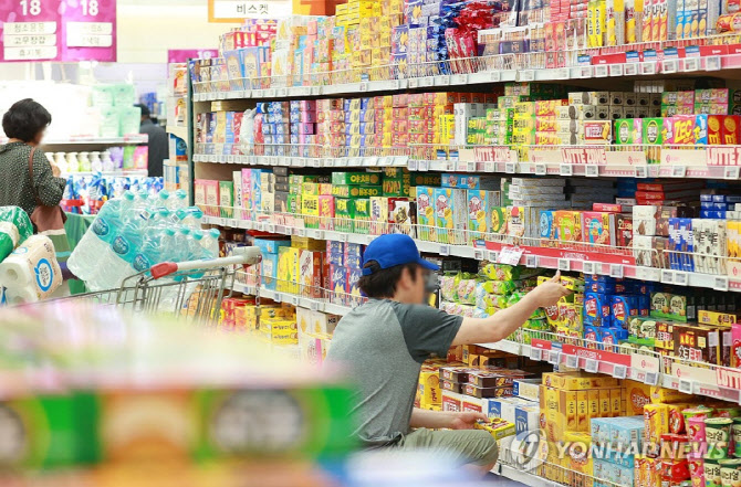 엄마손파이·웨하스 가격 3~5%↓…과자·아이스크림도 결국 내린다