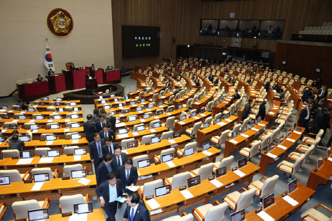 [포토]공소청법안(대안) 무제한 토론, '본회의장 나가는 민주당 의원들'