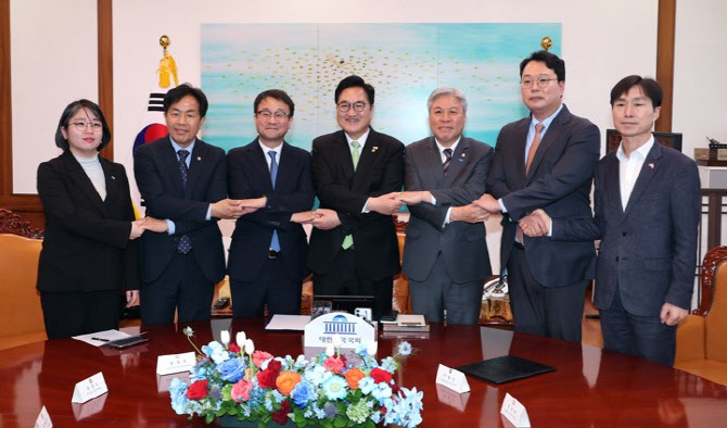 국힘 뺀 6개 정당, 개헌 추진 합의…5·18-부마항쟁 동시 포함